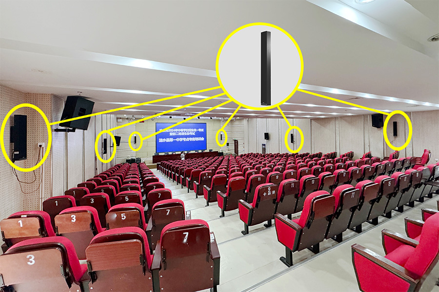 在報(bào)告廳講臺、中間、后排位置兩側(cè)各配置1臺清聽聲學(xué)教學(xué)擴(kuò)音器