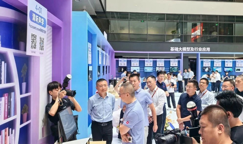 M90a搭載的定向音箱聚音屏技術